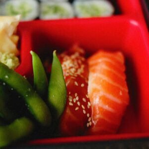 Bento avec sushis variés, saumon et edamame