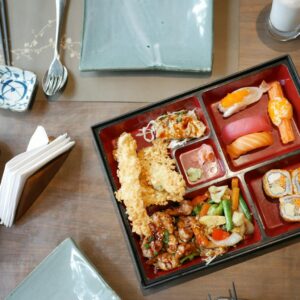 Bento premium avec sushis, tempura et légumes