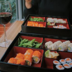 Bento d'edamame et sushis pour apéritif