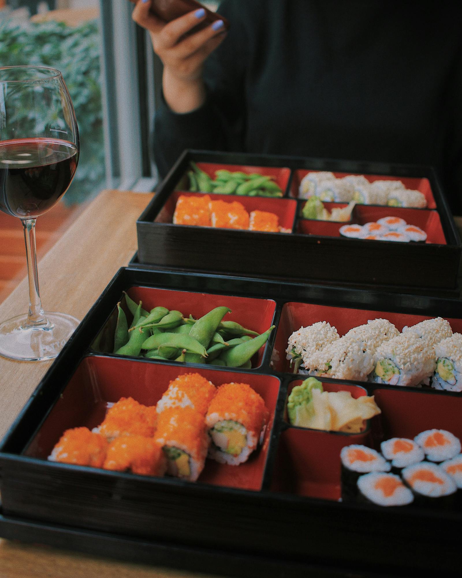 Bento d'edamame et sushis pour apéritif