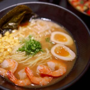 Ramen aux crevettes, œuf, maïs, algue nori