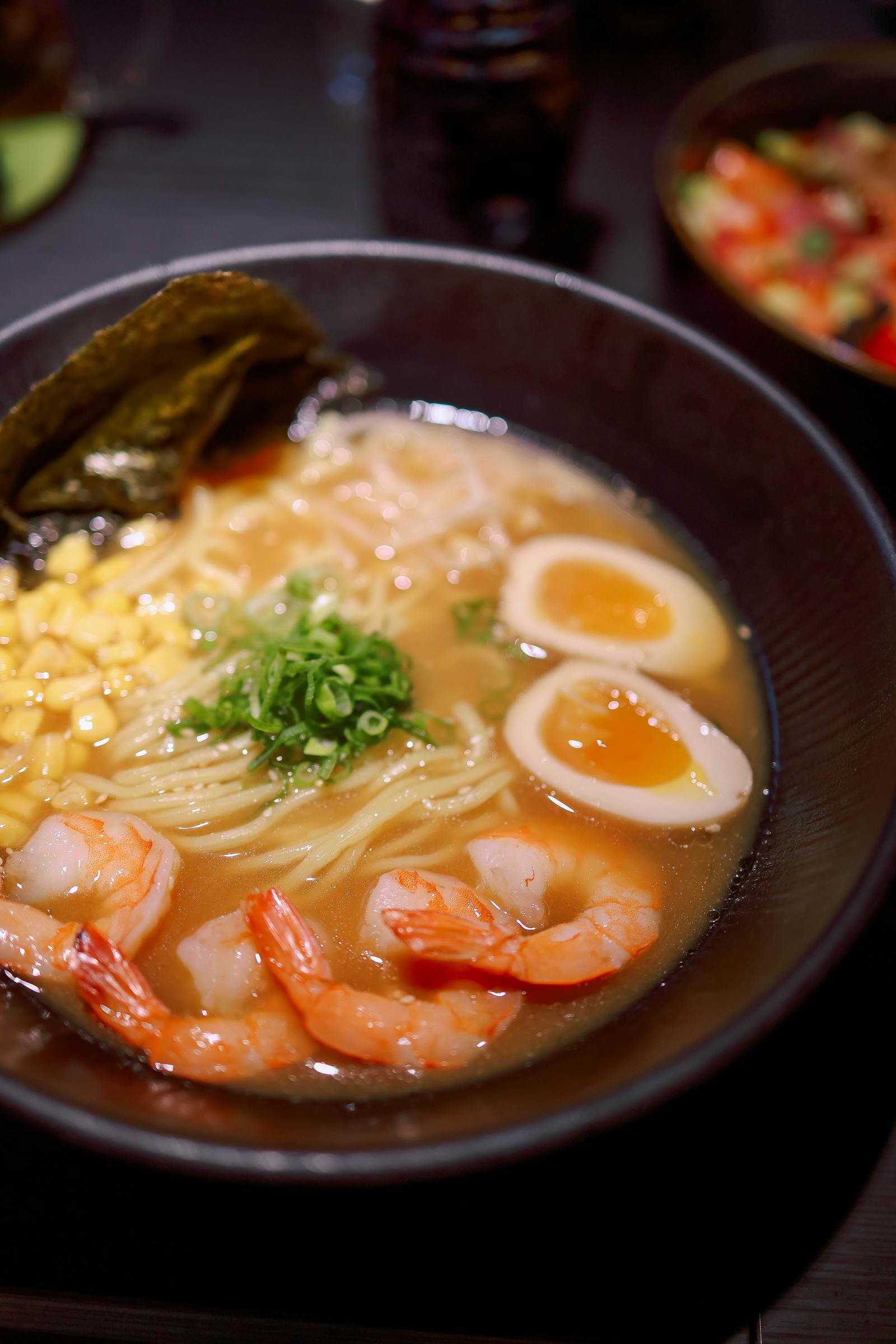 Ramen aux crevettes, œuf, maïs, algue nori