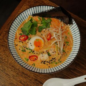 Ramen épicé avec piment et œuf, feu maîtrisé