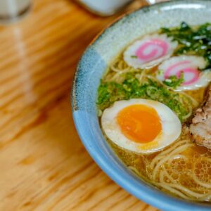 Bol de ramen tonkotsu avec œuf mariné et oignons