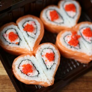 Maki signature en forme de cœur, saumon et œufs de poisson